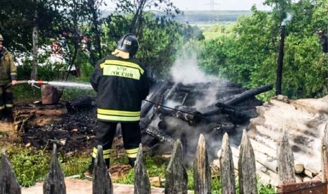 В деревне Горки пожар от загоревшихся бревен едва не перекинулся на соседние дома