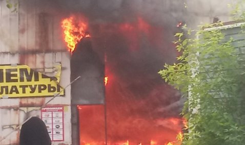 Ангар горит в Кашире-1 на улице Стрелецкой