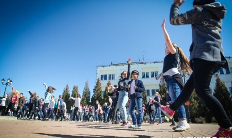 Больше двух сотен человек приняли участие в танцевальном флешмобе на центральной площади Каширы-2