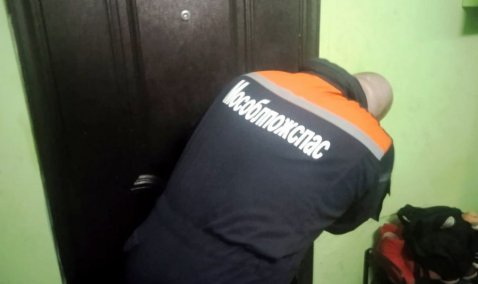 Спасатели в Кашире вызволяли запертых в квартире женщину с детьми