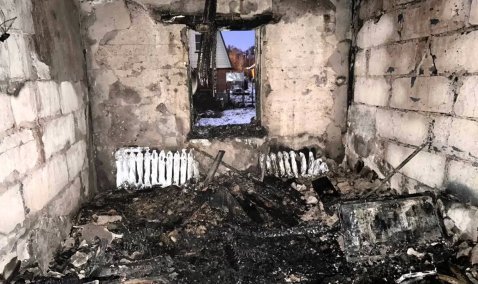 Женщина погибла в результате пожара в бараке в поселке Маслово