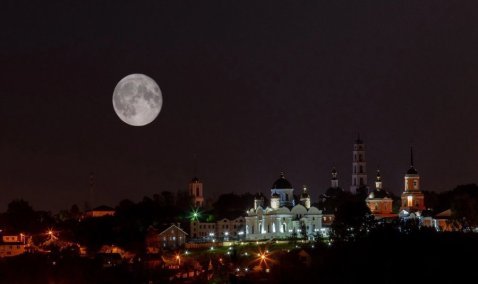 Фотограф запечатлел кадр редкого суперлуния над Каширой
