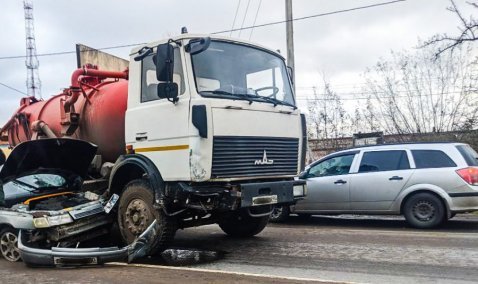 Автомобиль ВАЗ-2112 и автоцистерна МАЗ столкнулись на улице Стрелецкой в Кашире