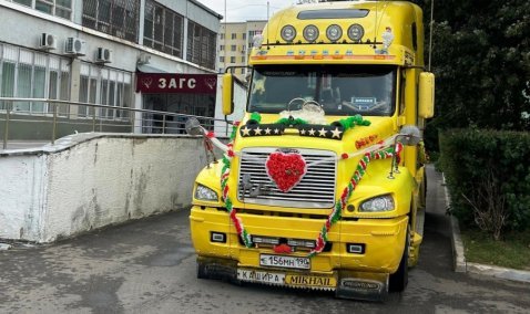 Каширские молодожены приехали в ЗАГС на желтом тягаче в качестве свадебного автомобиля