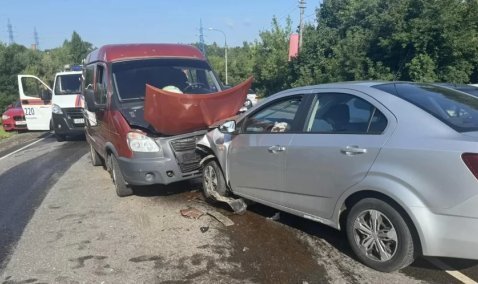 Лобовое столкновение на Клубной: спасатели деблокировали женщину из авто
