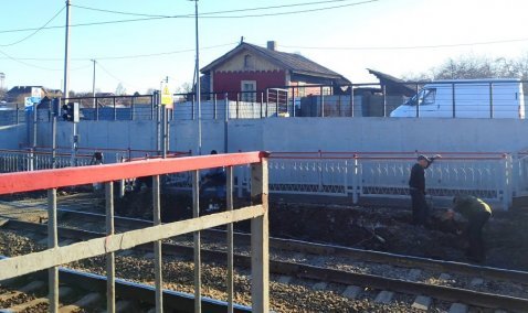 Обустройство пешеходного перехода завершается на платформе «Тесна»