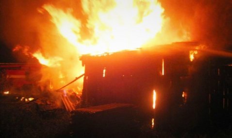 В Кашире горят сараи: есть пострадавший