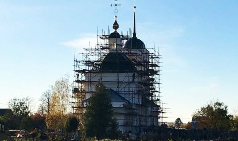 Купола и крест воздвигли на реставрируемой церкви иконы Божией Матери Казанской в Растовцах