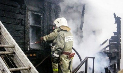 Два дома и хозпостройка сгорели в одночасье в деревне Ягодня