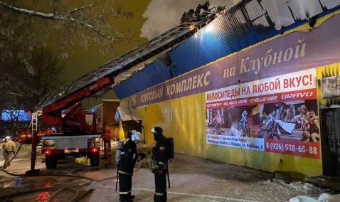 Более 70 человек участвовали в тушении пожара в магазине спорттоваров в Кашире-2