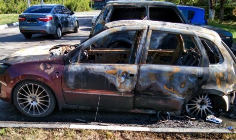 Два автомобиля сгорели ночью в микрорайоне Ожерелье