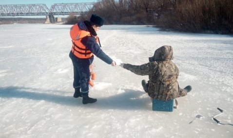 Вероятность провалиться: спасатели в Кашире предупреждают об опасности выхода на лед