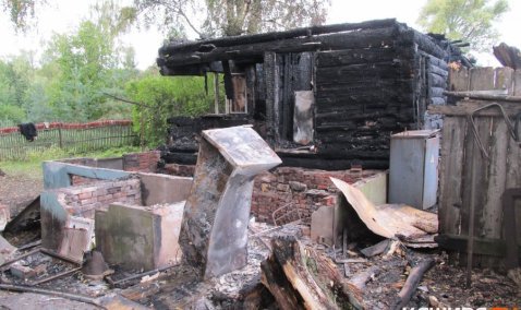 Пожар уничтожил дачный домик в деревне Семенково