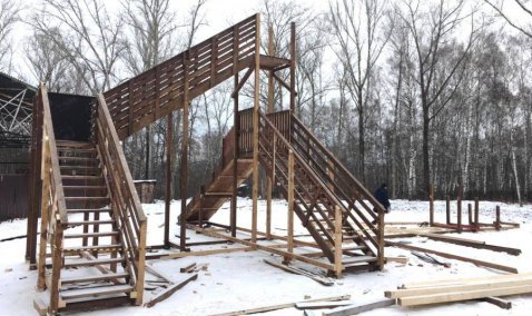 Двухскатную деревянную горку устанавливают в Каширском парке