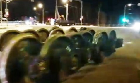 Грузовик рассыпал колесные пары вагонов на Пушкарском перекрестке