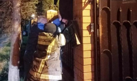 Пенсионер в Ожерелье напоролся животом на прут, пытаясь перелезть через забор