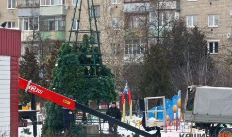 Праздник окончен: в Кашире демонтируют новогодние ели