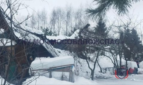 Под Каширой от снега обрушилась крыша дома