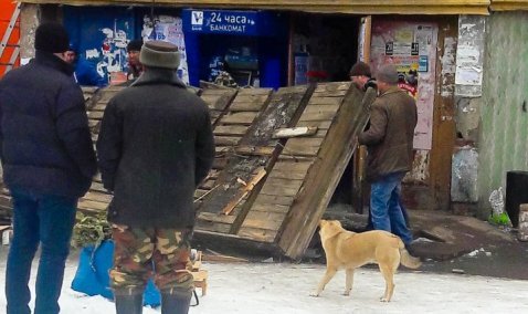 Аварийный навес демонтировали в торговом центре микрорайона Кашира-3