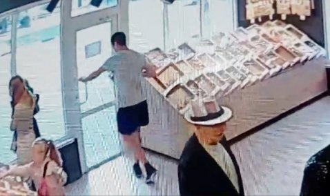 В Кашире-2 молодой человек в открытую украл коробок сладостей из кондитерского магазина