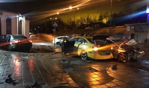 Обнародовано видео с ночного ДТП у привокзальной площади Каширы: пятеро пострадавших, в том числе, дети