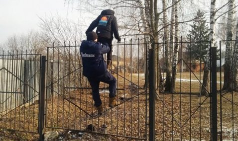 Каширские спасатели пришли на помощь девочке, застрявшей ногой в заборе