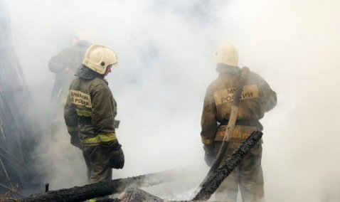 Пожар охватил частный дом на две семьи на станции Кашира