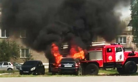 Автомобиль Lada сгорел на парковке у дома в Новоселках
