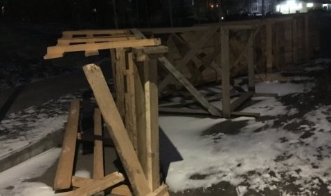 Вандалы сломали и опрокинули деревянную горку в Кашире-3