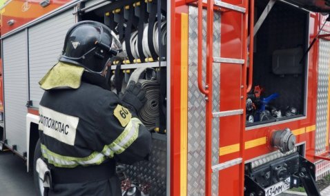 Спасатели в Ожерелье благодаря подъемнику проникли в квартиру к запертой женщине