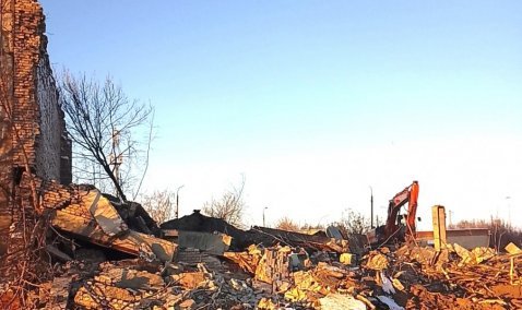 Заброшенное здание сносят в Ожерелье на улице Строительной