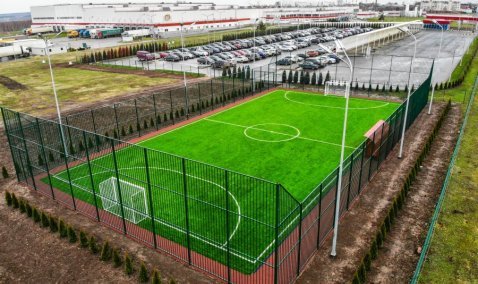 Современная футбольная площадка появилась на территории «Фрито Лей Мануфактуринг»