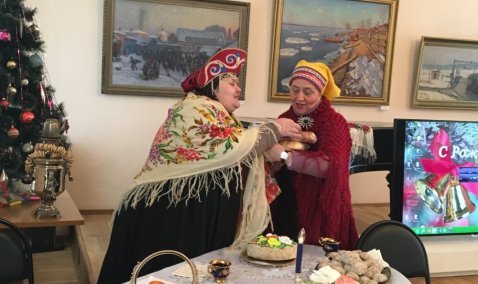 Угостили, поиграли, погадали