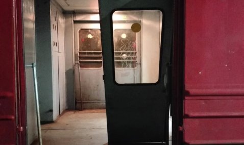 Пассажиры электрички Москва – Ожерелье грелись в «бане» и дышали в «холодильнике»