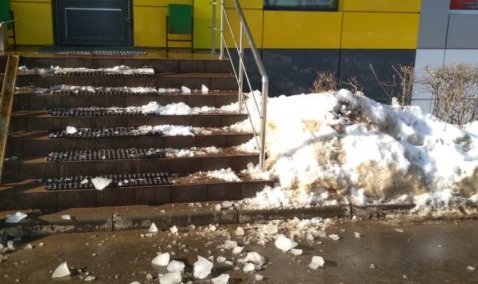 Сорвавшаяся с крыши дома ледяная глыба в Кашире-2 едва не угодила в женщину