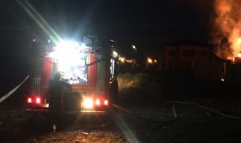 Жилой дом загорелся ночью в деревне под Каширой
