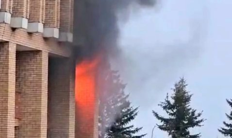 В Кашире горит здание администрации округа