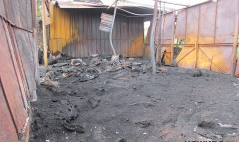 Горящий ангар с шинами потушили в Каменке