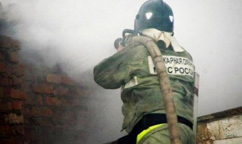 Частный дом загорелся днем в деревне Аладьино