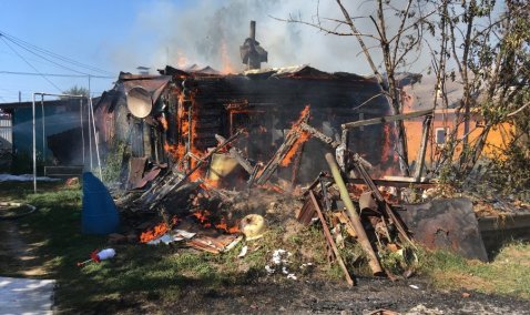 На улице Дорожной в Кашире горит жилой деревянный дом