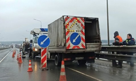 На отремонтированном мосту через Оку начались дорожные работы