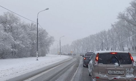Не весенние причуды: в Кашире из-за снегопада осложнилась ситуация на дорогах