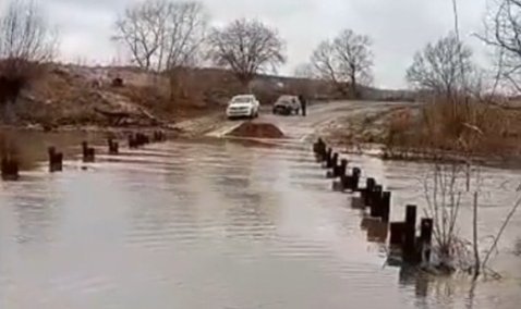 Из-за половодья на реке Беспута подтоплен участок дороги на границе городского округа Кашира и Тульской области