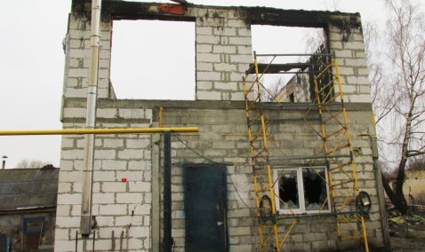 Два дома и хозпостройка сгорели при пожаре в деревне Колтово