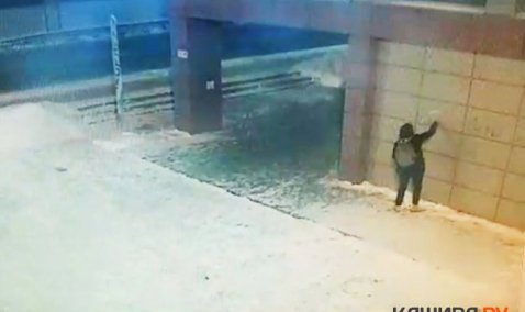 Молодой человек, разрисовавший здания и остановки в Кашире-1, нашелся и самолично стер свои «художества»