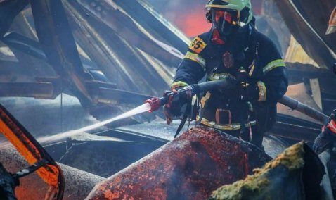 Частный дом горит в деревне под Каширой