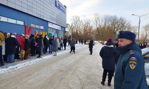 Сотни человек эвакуировали спасатели из соцучреждений и торговых объектов в Кашире