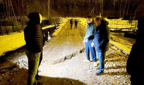 Разлив реки и трещина в плотине: паводок отрезает проезд к деревням в Кашире