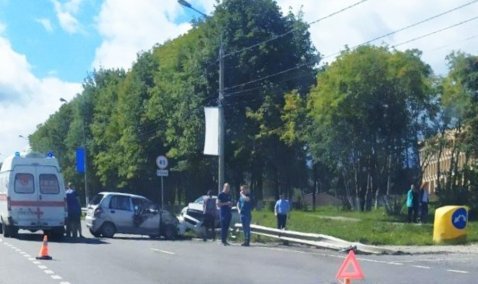 Daewoo и Volvo столкнулись на перекрестке у поворота на Центролит