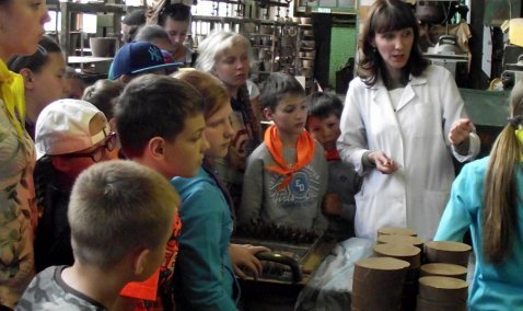 Учащиеся восьмой школы посетили Скопинский керамический завод в Рязани